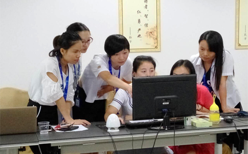  美女們互相交流學(xué)習(xí)，氣氛有點(diǎn)嚴(yán)肅啊
