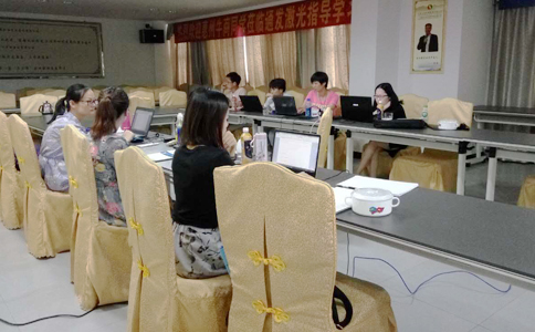  各家的客服美女真是巾幗不讓須眉啊，學(xué)習(xí)工作兩不誤